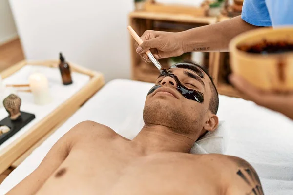 Latino Uomo Reciving Trattamento Viso Beauty Center — Foto Stock