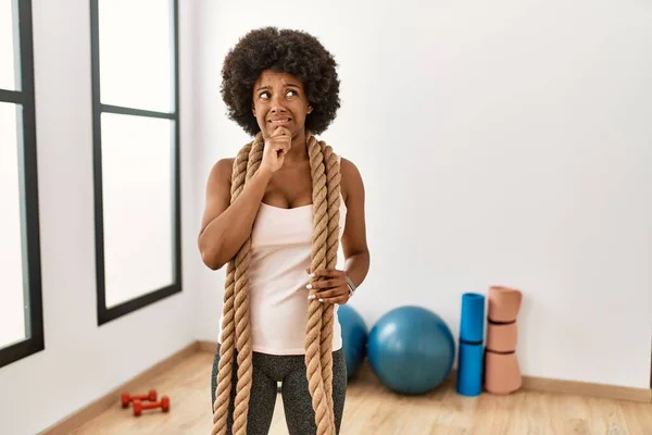 Ung Afrikansk Amerikansk Kvinna Med Afro Hår Gymmet Träning Med — Stockfoto