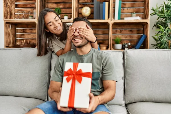 Jovem Mulher Surpreendendo Seu Namorado Com Presente Aniversário Casa — Fotografia de Stock
