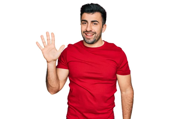 Hispanic Man Med Skägg Bär Casual Röd Skjorta Visar Och — Stockfoto