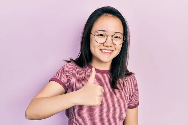 Jeune Fille Chinoise Portant Des Vêtements Décontractés Des Lunettes Faisant — Photo