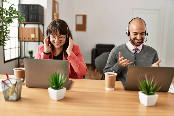 Dwóch Agentów Call Center Uśmiechających Się Zadowolonych Połączenia Wideo Pomocą — Zdjęcie stockowe