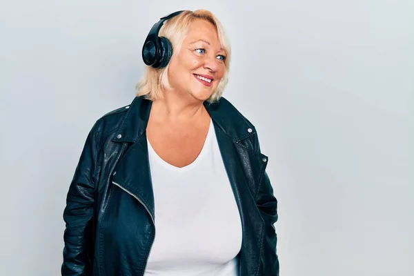 Mujer Rubia Mediana Edad Escuchando Música Usando Auriculares Mirando Hacia — Foto de Stock