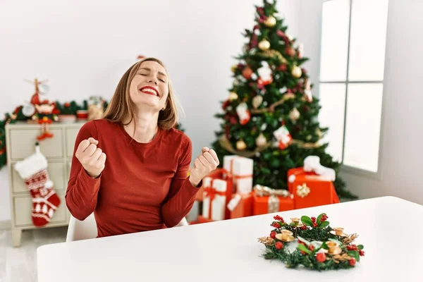 Kavkazská Mladá Blondýnka Sedící Stole Vánočního Stromku Velmi Šťastná Nadšená — Stock fotografie