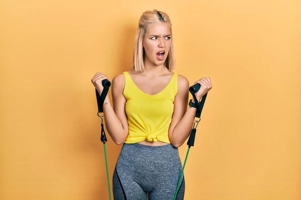Vacker Blond Kvinna Träning Armmotstånd Med Elastiska Armband Arg Och — Stockfoto