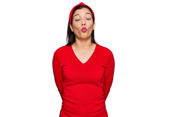 Młoda Latynoska Kobieta Ubrana Luźne Ubrania Robiąca Rybią Twarz Ustami — Zdjęcie stockowe