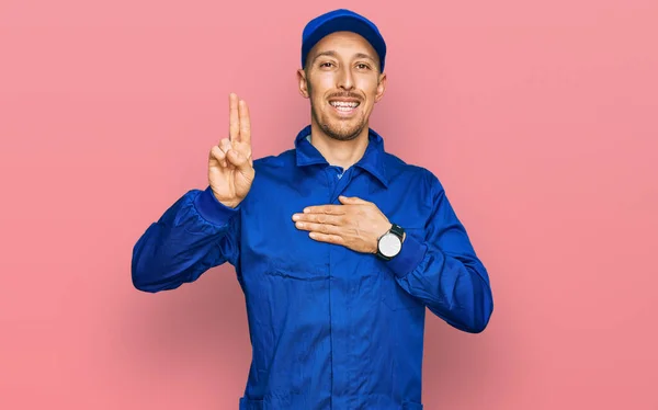 Uomo Calvo Con Barba Indossa Uniforme Tuta Costruttore Sorridente Giurando — Foto Stock