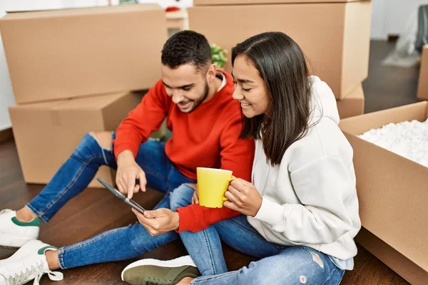 Young Latin Couple Drinking Coffee Using Touchpad New Home — Stock Photo, Image