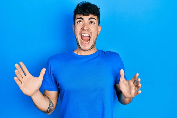 Νεαρός Ισπανός Που Φοράει Μπλε Μπλουζάκι Τρελός Και Τρελός Φωνάζοντας — Φωτογραφία Αρχείου
