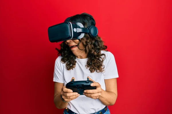 Mulher Meia Idade Usando Óculos Realidade Virtual Jogando Videogames Assistindo — Fotografia de Stock