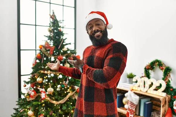 Africano Americano Vestindo Chapéu Papai Noel Pela Árvore Natal Convidando — Fotografia de Stock