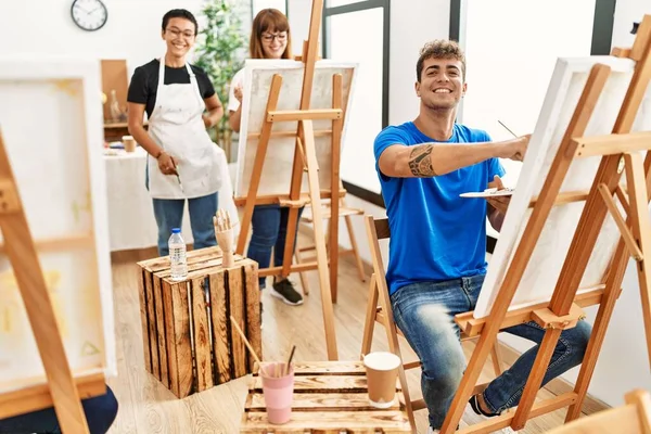 Joven Sonriendo Feliz Dibujo Con Grupo Personas Estudio Arte —  Fotos de Stock