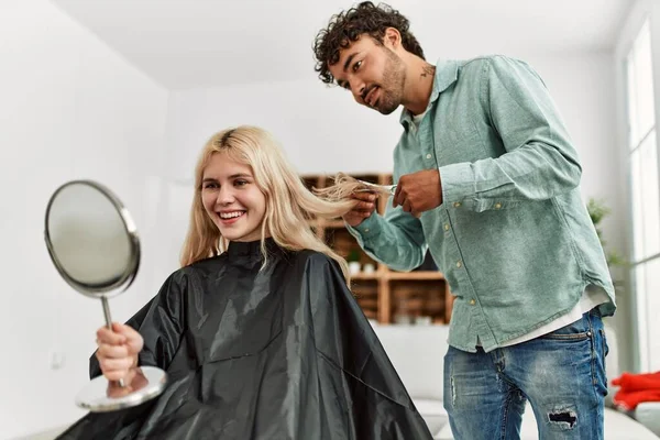 Jovem Cortando Cabelo Para Sua Namorada Casa — Fotografia de Stock