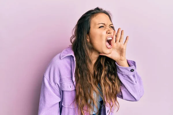 Young Hispanic Girl Wearing Casual Clothes Shouting Screaming Loud Side — Stock Photo, Image