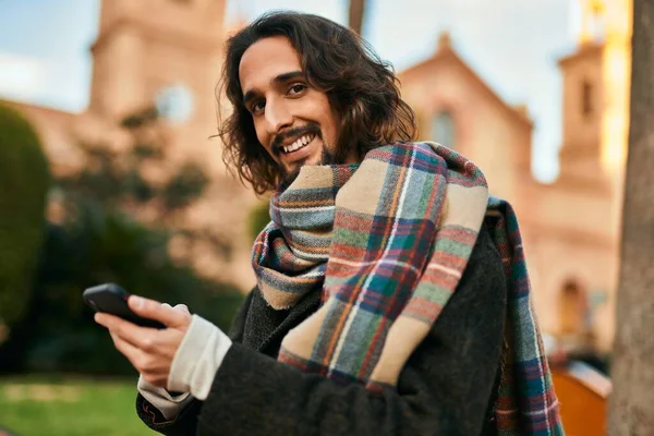 Joven Hombre Hispano Sonriendo Feliz Usando Smartphone Ciudad —  Fotos de Stock