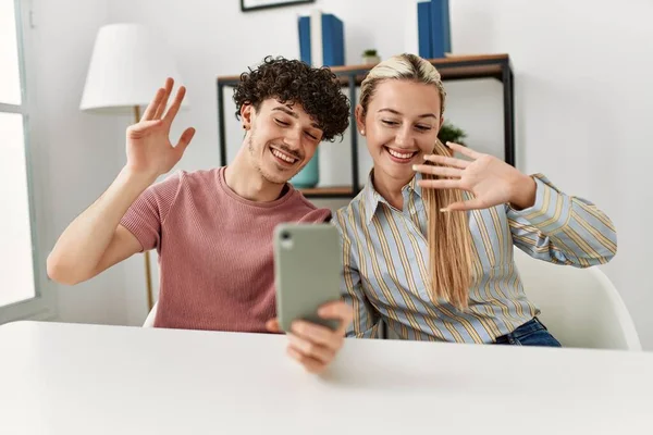 Jovem Casal Sorrindo Feliz Fazendo Chamada Vídeo Usando Smartphone Casa — Fotografia de Stock