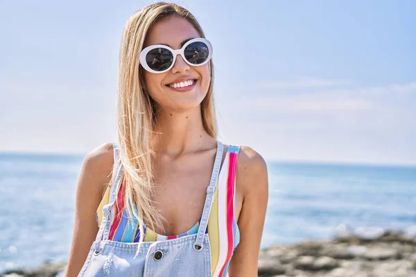 Mladá Blondýna Dívka Usměvavá Šťastný Stojící Pláži — Stock fotografie