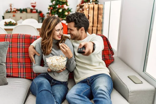 Jovem Casal Hispânico Assistindo Filme Comer Pipocas Sentado Sofá Casa — Fotografia de Stock