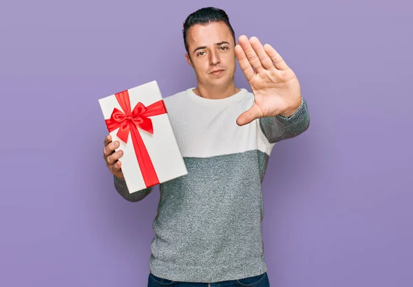 Schöner Junger Mann Der Geschenk Mit Offener Hand Hält Und — Stockfoto