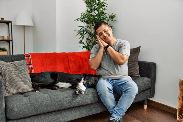 Jovem Latino Homem Cão Sentado Sofá Casa Dormindo Cansado Sonhando — Fotografia de Stock