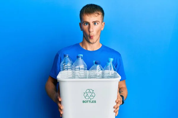 Jonge Blanke Man Met Recycling Prullenbak Met Plastic Flessen Vissengezicht — Stockfoto