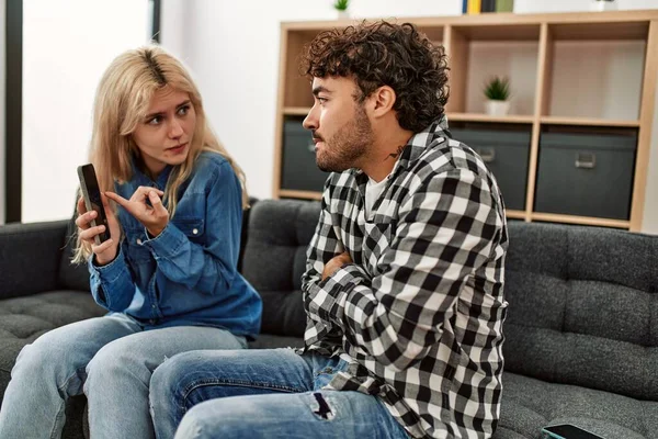 Junges Paar Sitzt Auf Dem Sofa Und Diskutiert Hause — Stockfoto