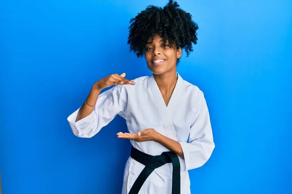 Afro Amerikaanse Vrouw Met Afro Haar Met Karate Kimono Zwarte — Stockfoto