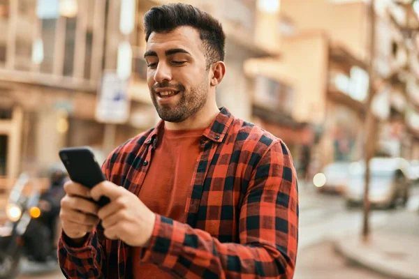 Jovem Hispânico Homem Sorrindo Feliz Usando Smartphone Cidade — Fotografia de Stock