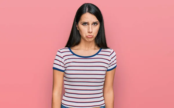 Junge Hispanische Mädchen Tragen Lässig Gestreiftes Shirt Deprimiert Und Sorgen — Stockfoto