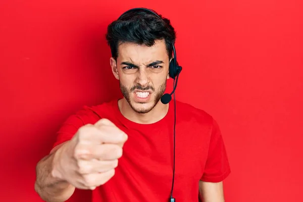 Jonge Spaanse Man Die Een Callcenter Agent Headset Draagt Geïrriteerd — Stockfoto