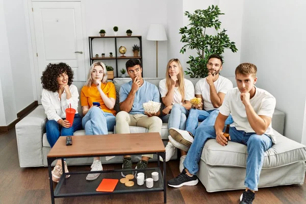 Groupe Personnes Mangeant Collation Assis Sur Canapé Maison Visage Sérieux — Photo