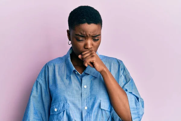 Jovem Afro Americana Vestindo Roupas Casuais Sentindo Mal Tosse Como — Fotografia de Stock