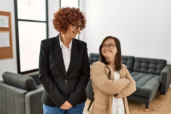 Grupo Dos Mujeres Que Trabajan Oficina Mujer Madura Síndrome Chica —  Fotos de Stock