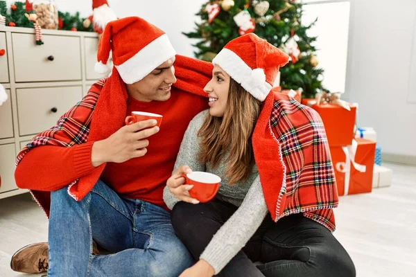 Casal Jovem Usando Chapéu Natal Cobrindo Com Cobertor Sentado Chão — Fotografia de Stock