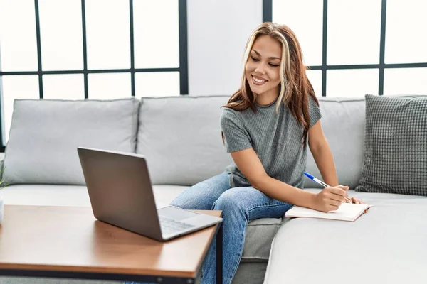 Jovem Caucasiana Usando Laptop Sentado Sofá Casa — Fotografia de Stock
