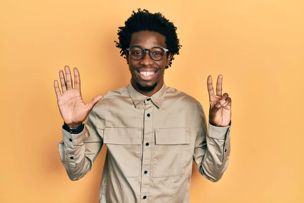 Joven Hombre Afroamericano Vistiendo Ropa Casual Gafas Mostrando Señalando Con — Foto de Stock