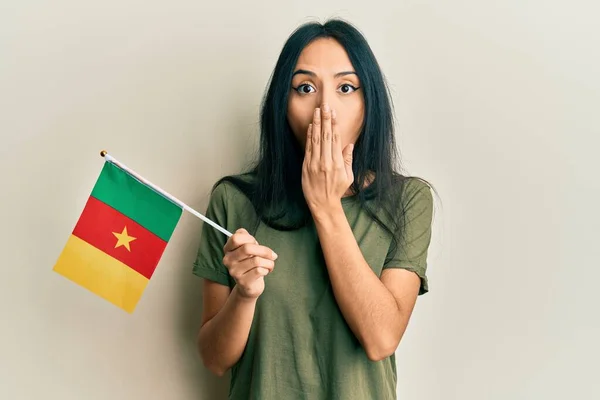 Giovane Ragazza Ispanica Che Tiene Bandiera Del Camerun Che Copre — Foto Stock