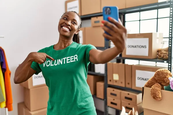 Young African American Woman Pointing Finger Volunteer Tshirt Make Selfie — Stock Photo, Image