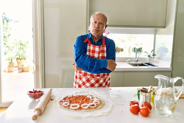 Hombre Mayor Con Pelo Gris Cocinando Pizza Casa Cocina Escéptico —  Fotos de Stock