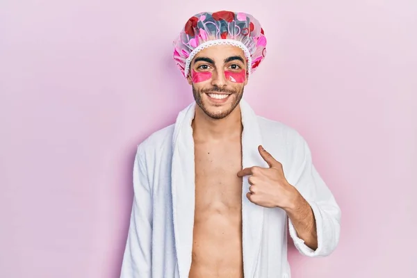 Junger Hispanischer Mann Bademantel Und Duschkappe Mit Augenklappen Die Mit — Stockfoto