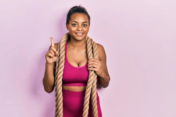 Jovem Americana Africana Treinando Com Corda Batalha Sorrindo Com Uma — Fotografia de Stock