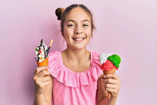 美しいブルネットの女の子食べるアイスクリームコーン笑顔と笑いハードアウト大声でので面白いクレイジー冗談 — ストック写真