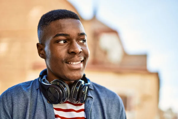 Fiatal Afro Amerikai Férfi Mosolyog Boldog Használ Fejhallgató Városban — Stock Fotó