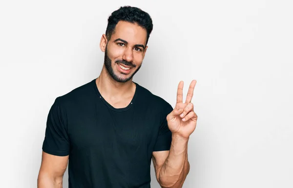 Hispánec Vousy Neformální Černé Košili Usmívající Šťastnou Tváří Mrkající Kameru — Stock fotografie