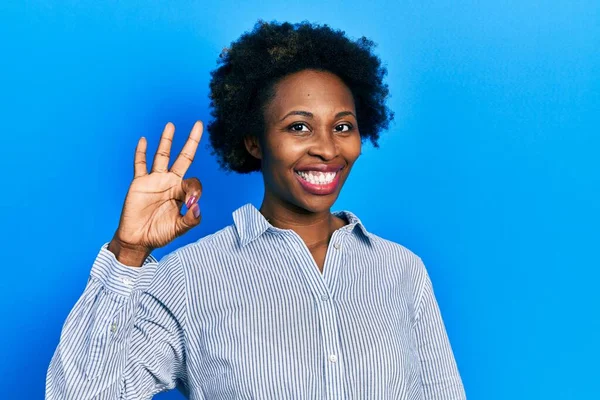 Νεαρή Αφροαμερικανή Γυναίκα Που Φοράει Casual Ρούχα Χαμογελώντας Θετικά Κάνει — Φωτογραφία Αρχείου