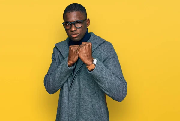 Joven Hombre Afroamericano Con Ropa Negocios Gafas Listo Para Luchar — Foto de Stock