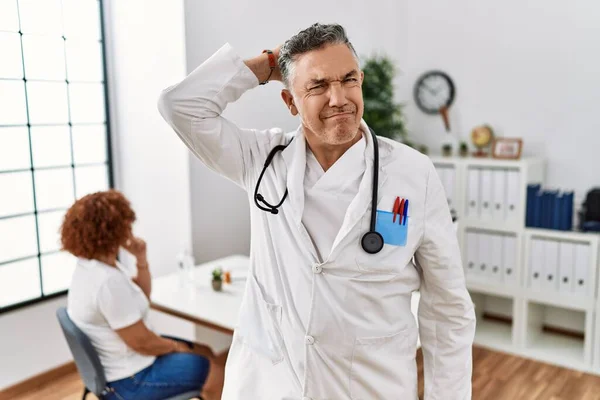 Médico Meia Idade Homem Clínica Com Paciente Confundir Perguntar Sobre — Fotografia de Stock