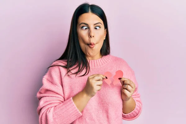 Krásná Brunetka Žena Drží Zlomené Srdce Papír Tvar Dělat Ryby — Stock fotografie