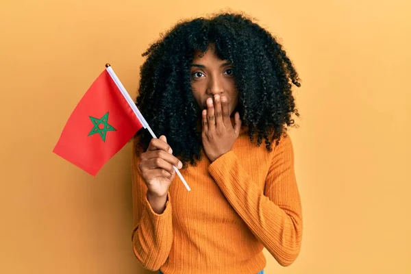 Afrikai Amerikai Afro Hajjal Marokkói Zászló Tartja Száját Kézzel Megdöbbent — Stock Fotó