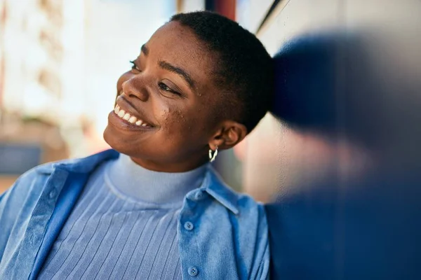 Giovane Donna Afroamericana Sorridente Felice Piedi Alla Città — Foto Stock